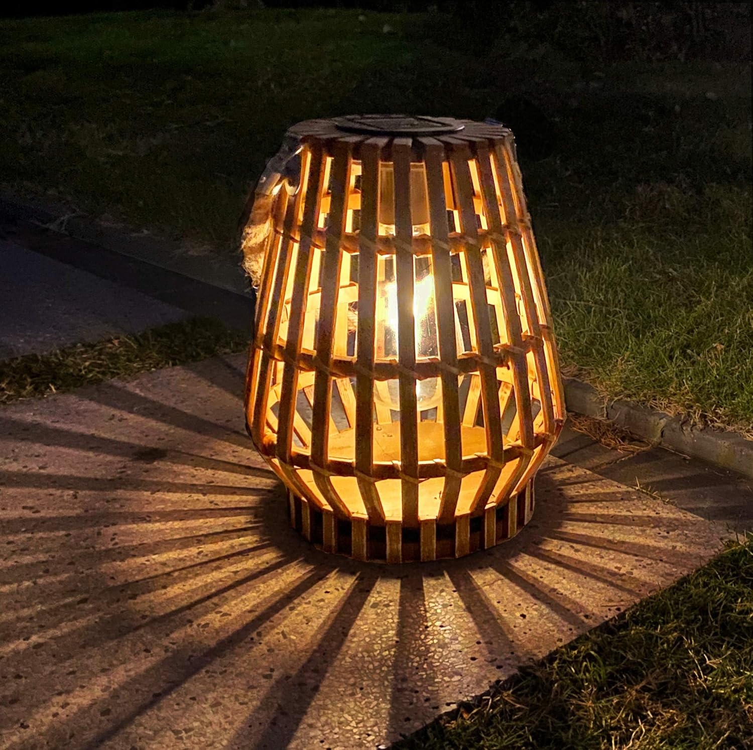 Battery Operated Outdoor Hanging Light Seagrass Woven Waterproof Porch Gazebo Patio Pendant Lantern Chandelier Lighting Decorative Hollow-Out Auto On/Off Warm White Bulb